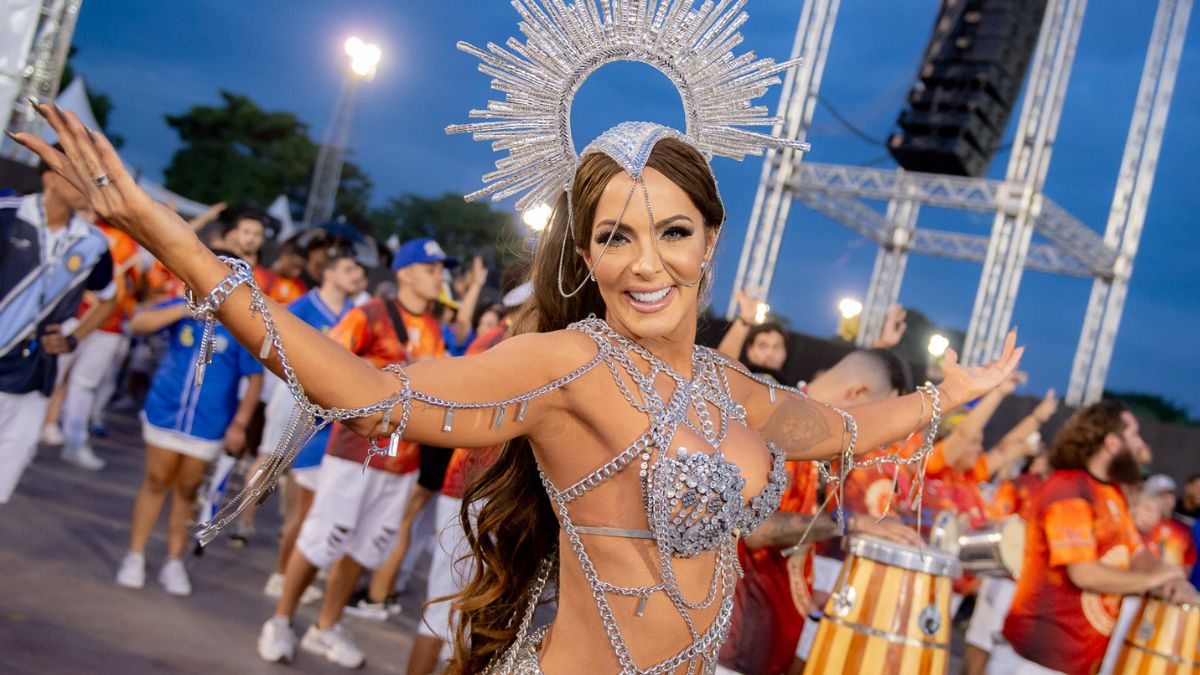 Carla Prata é a rainha de bateria da Acadêmicos do Tucuruvi, escola que encerra os desfiles do Carnaval de SP em 2-2024