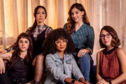 Benê (Daphne Bozaski), Ellen (Heslaine Vieira), Keyla (Gabriela Medvedovsky), Lica (Manoela Aliperti) e Tina (Ana Hikari) na 3ª temporada de As Five