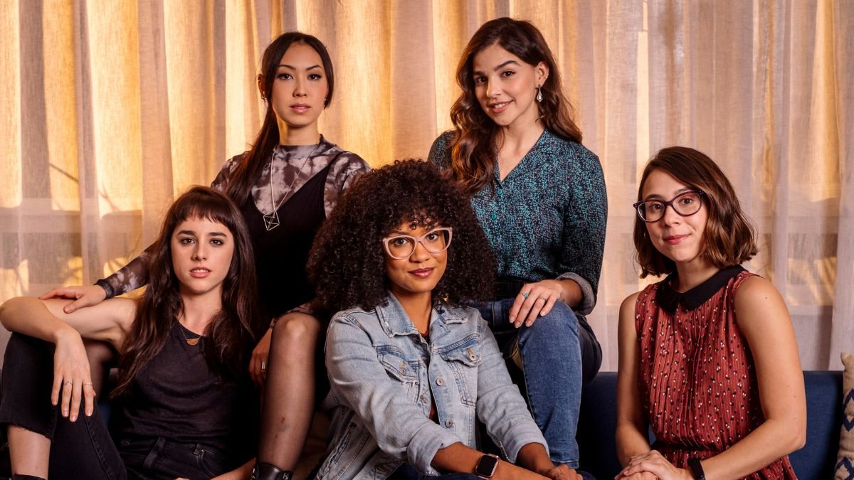 Benê (Daphne Bozaski), Ellen (Heslaine Vieira), Keyla (Gabriela Medvedovsky), Lica (Manoela Aliperti) e Tina (Ana Hikari) na 3ª temporada de As Five