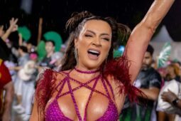 Juju Salimeni é a rainha de bateria da Barroca Zona Sul, escola que desfila à 0h20 (horário de Brasília)