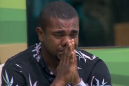 Davi chorando no BBB 24, que tem horário alterado hoje, 11 de fevereiro