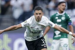 Romero comemora gol do Corinthians, que joga hoje (22) na Copa do Brasil