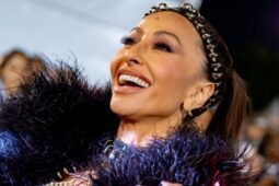 Sabrina Sato volta ao Anhmebi à frente da bateria da Gaviões da Fiel