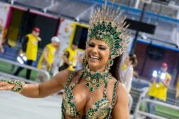 Viviane Araujo é a rainha de bateria da Mancha Verde, penúltima escola a passar no Anhembi no primeiro dia do Carnaval de SP