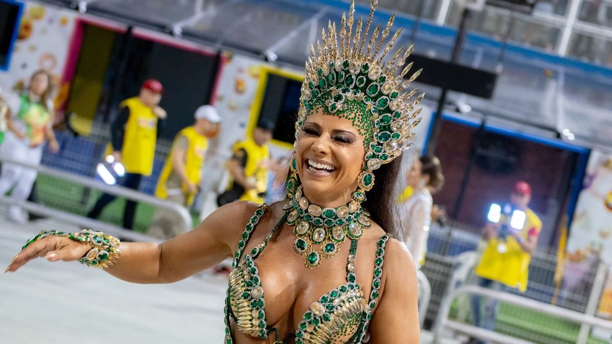 Viviane Araujo é a rainha de bateria da Mancha Verde, penúltima escola a passar no Anhembi no primeiro dia do Carnaval de SP