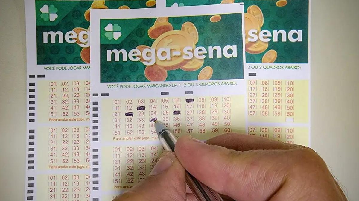 Imagem de pessoa marcando números no volante da Mega-Sena