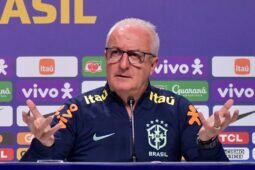 Dorival Junior em coletiva na sede da CBF; ele vai fazer convocação da Seleção Brasileira hoje