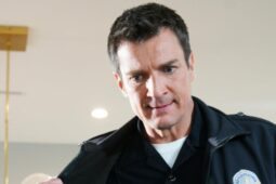 Nathan Fillion em The Rookie, série que saiu do Globoplay e está disponível para assistir online no Paramount+