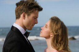 Glen Powell e Sydney Sweeney em Todos Menos Você, filme da Sony que está nos cinemas