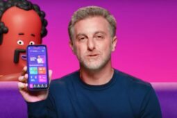 Luciano Huck mostra aplicativo do Familhão
