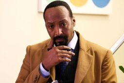 Jesse L. Martin interpreta Alec Mercer na série Irracional, que passa no Globoplay