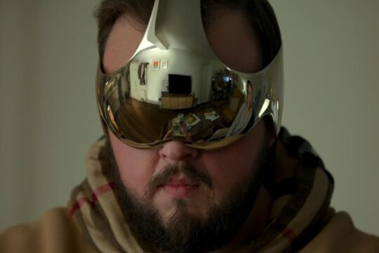 John Bradley em O Problema dos Três Corpos, série da Netflix