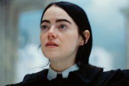 Emma Stone é a protagonista de Pobres Criaturas, que ficará disponível no Star+