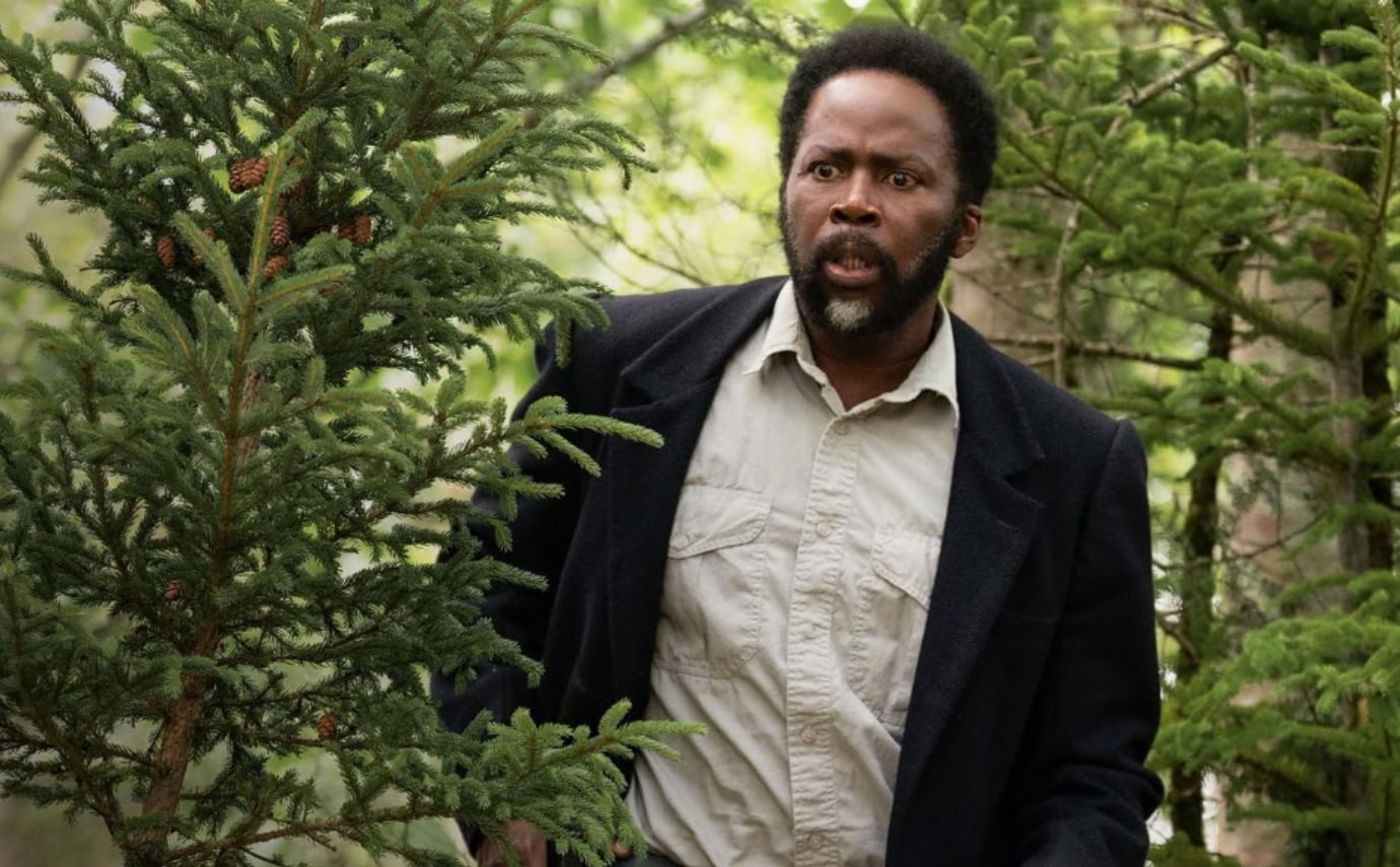 Harold Perrineau em cena de Origem (From), que estreou 3ª temporada em 2024