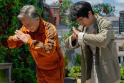 Jackie Chan e Ben Wang em cena de Karatê Kid: Lendas, que chega em 2025 ao streaming para assistir online