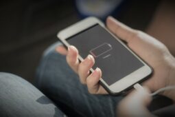 A sociedade dos aplicativos e o tempo que escorre pela palma da mão