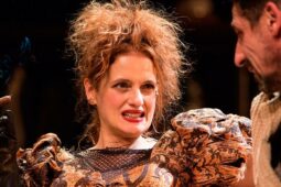 Denise Fraga comenta a peça A Visita da Velha Senhora, que está em cartaz em SP