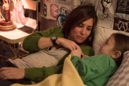 Better Things: série de comédia sobre mãe multitarefa estreia no FOX Premium