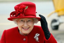 THE CROWN | A Rainha Elizabeth II assistiu a série e deu seus pitacos